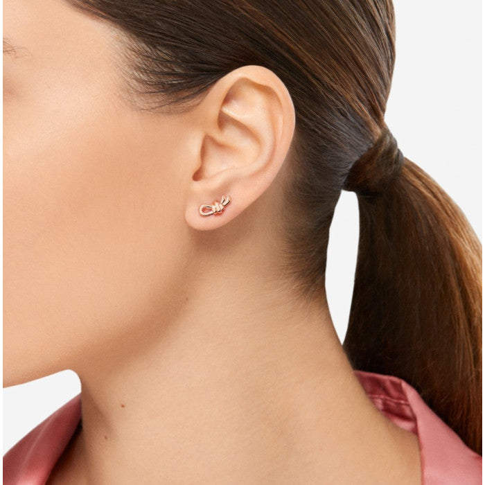 Dodo knot stud earring in 9K rose gold. Half a pair.