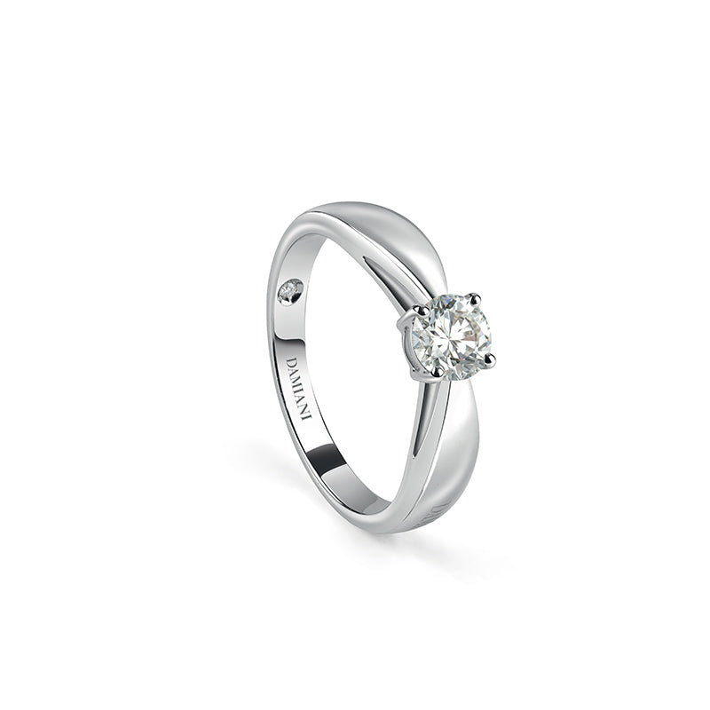 Damiani Anello di Fidanzamento Cupido in Oro Bianco e Diamante ct 0.21