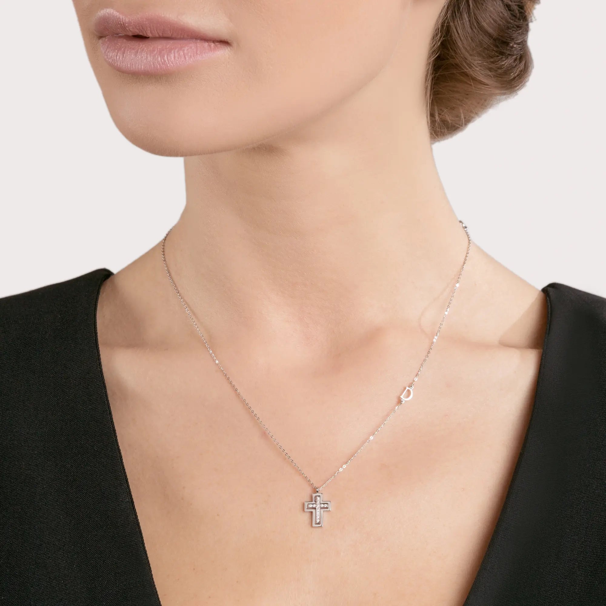 Delicata collana con croce di diamanti: oro bianco 14k, stratificazione minimalista - Italia Delicata collana con croce di diamanti: oro bianco 14k, stratificazione minimalista - Italia