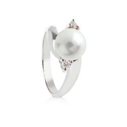 Ring with Diamond and Akoya Pearl 8.5 x 9 mm