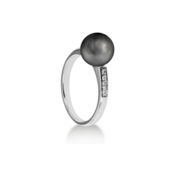 Ring with Diamond and Akoya Pearl 8.5 x 9 mm