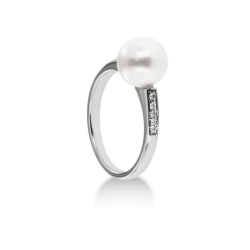 Ring with Diamond and Akoya Pearl 8.5 x 9 mm