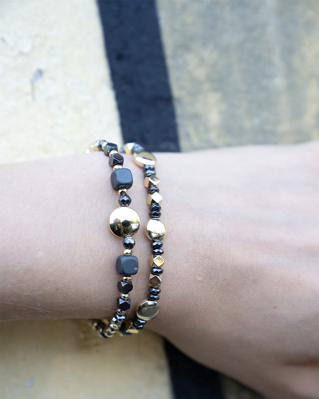 Alisei Milano Bracciale Ematite Nera e Placcata Oro Giallo 18kt Bottone "Ipnotica" (20 cm)