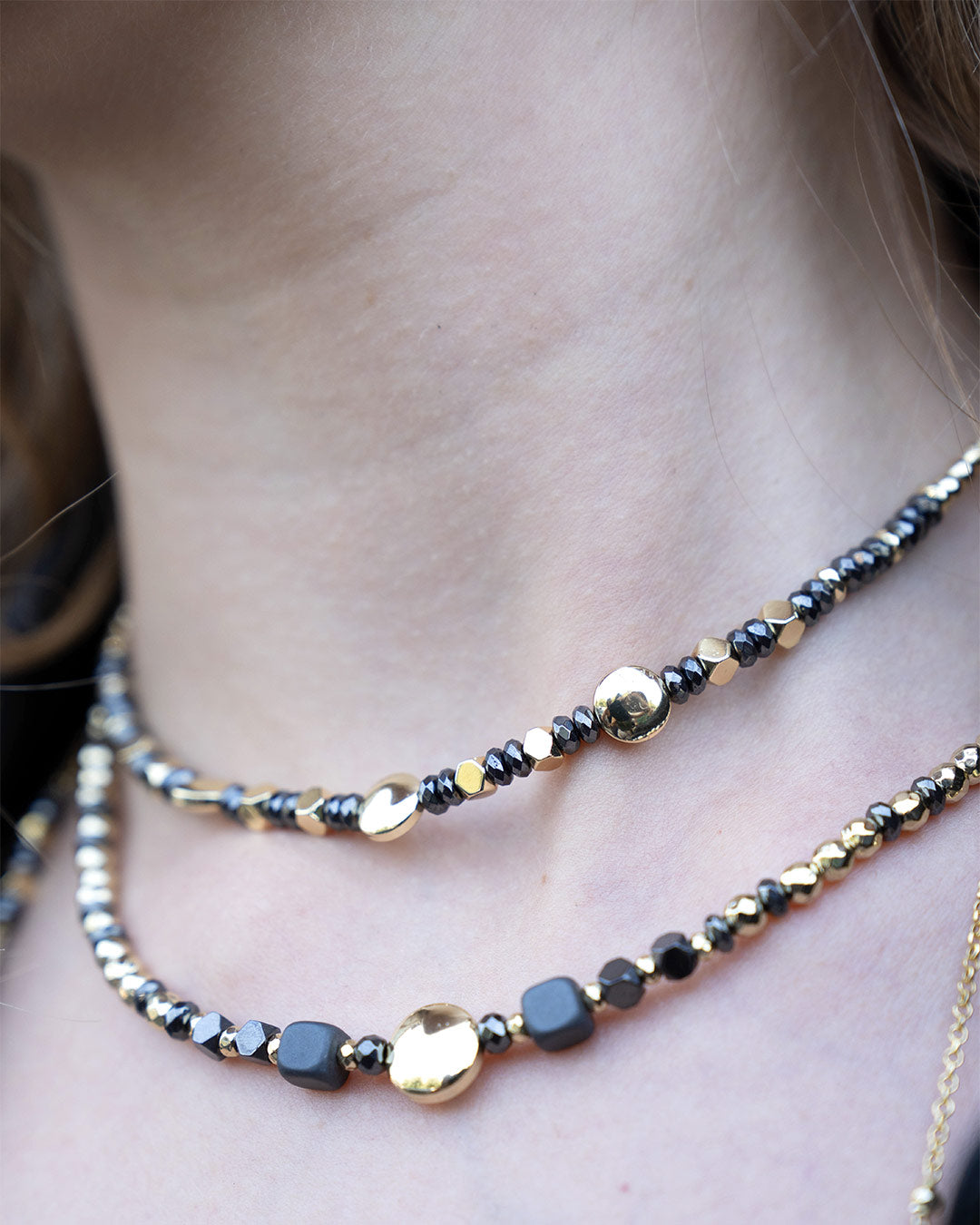 Alisei Milano Collana Ematite Nera e Placcata Oro Giallo 18kt Bottone "Ipnotica" (43 cm)