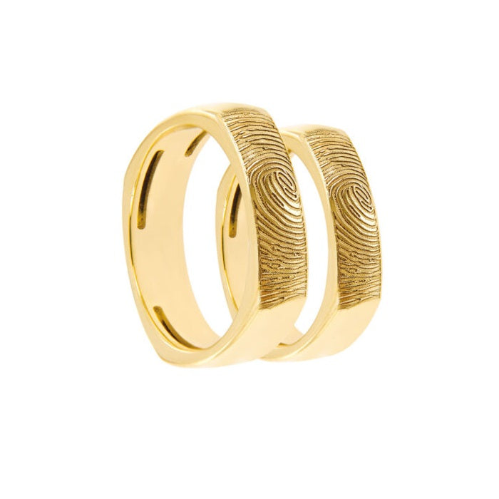 Pair of Classic Wedding Rings in 18kt Yellow Gold