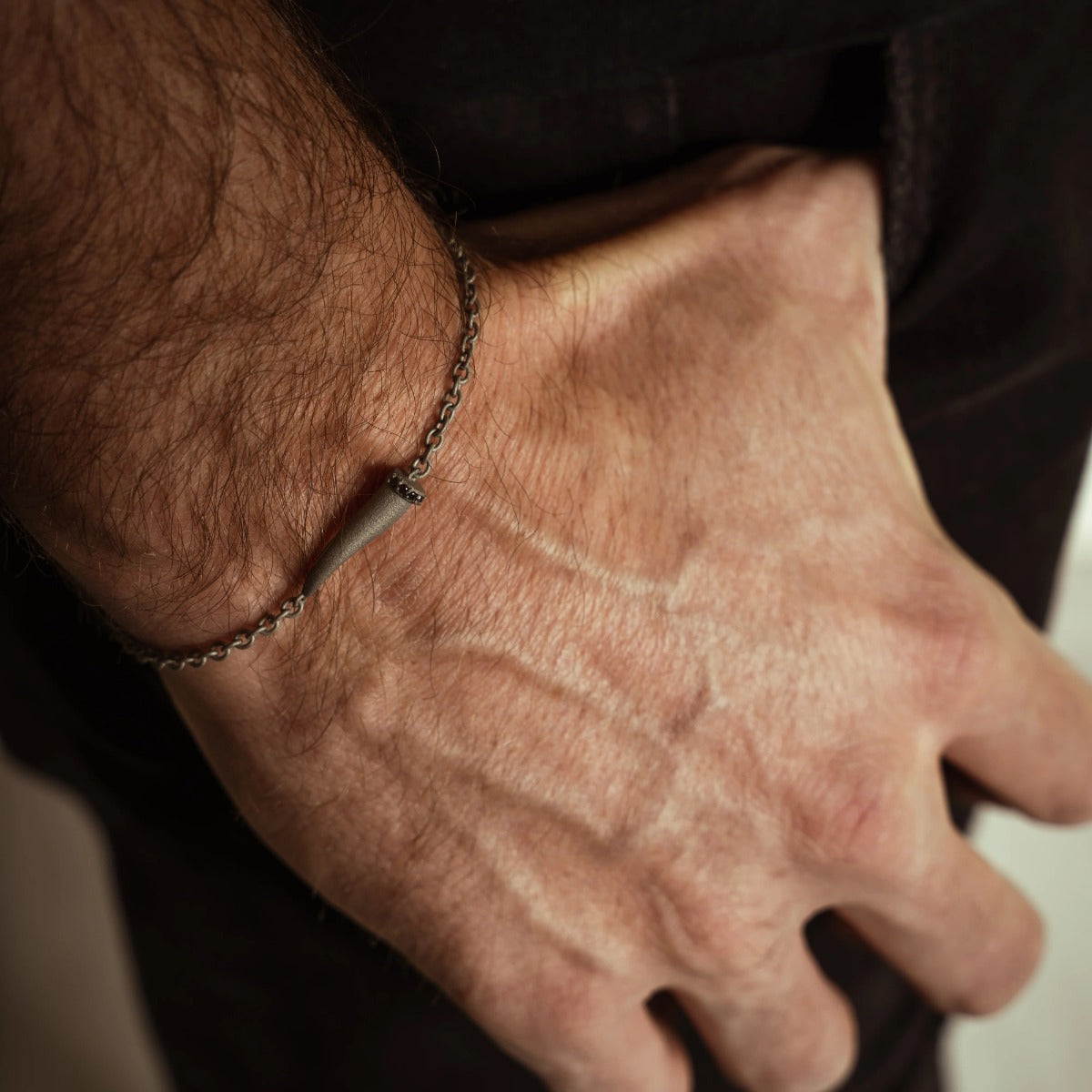 Mano Jewels Bracciale in titanio con cornetto e Diamanti Black