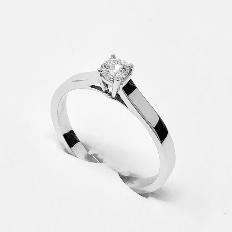 Maiocchi Milano Anello Solitario Oro Bianco e Diamante ct 0,20 E VVS2