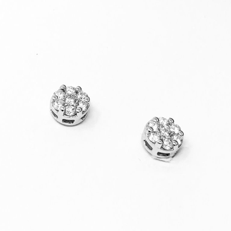 Light spot earrings with 0.25 ct diamonds