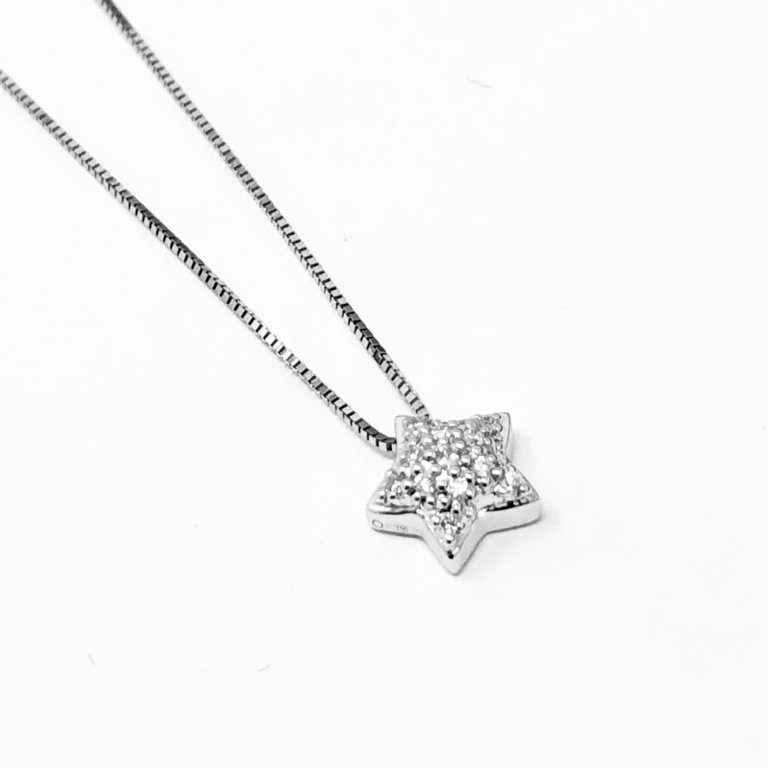 Star necklace with 0.04 ct diamonds