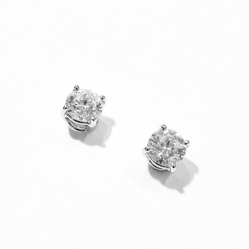 Light spot earrings with 1.01 ct G IF diamonds